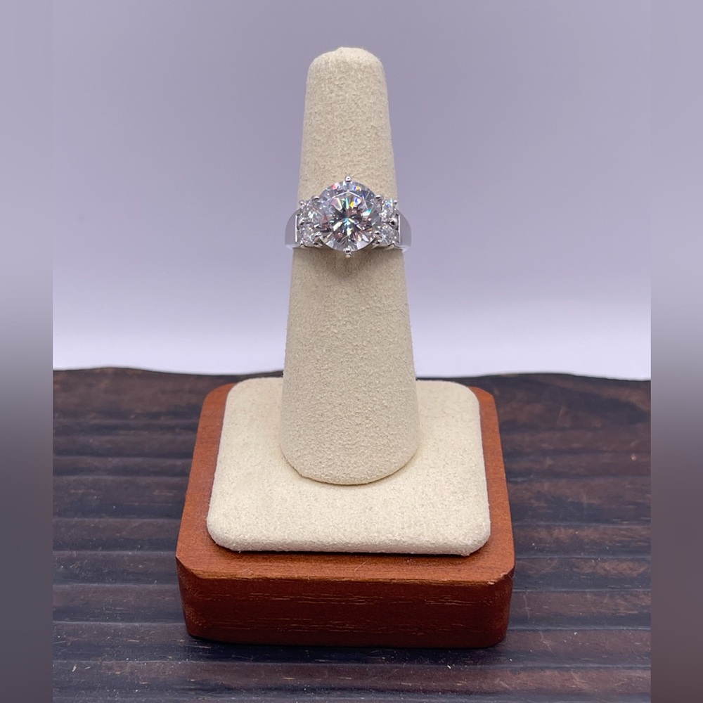 2.5 carat Round Cubic Zirconia solitaire in 925 Sterling Silver Setting - Size 6